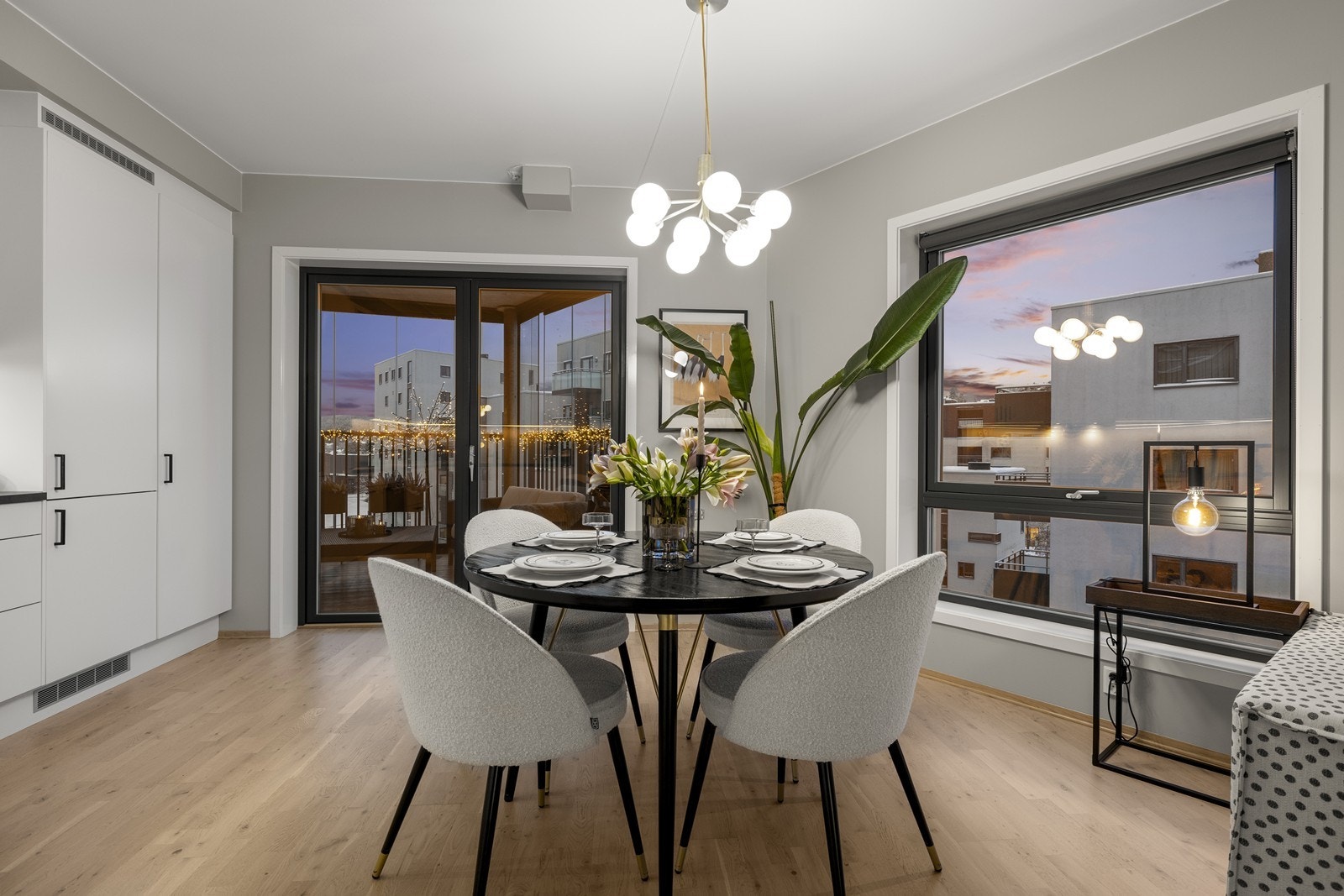 Store vindusflater og gjennomgående lyse overflater gir en god romfølelse. Galleribilde