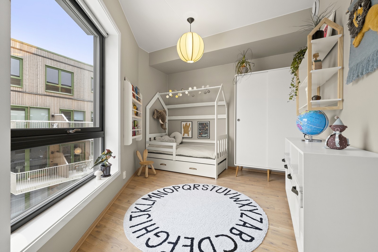 Leilighetens andre soverom er ideelt som barnerom, gjesterom eller hjemmekontor. Galleribilde