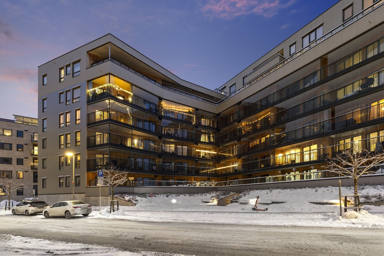 Bygningsmassen har en moderne arkitektur med store glassflater og gjennomgående balkonger. Galleribilde