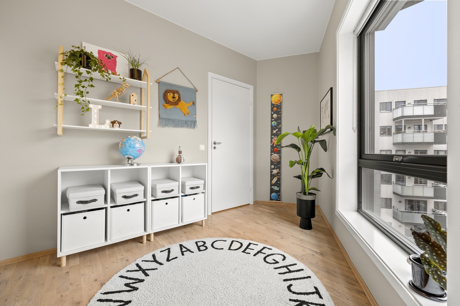 Også dette rommet har store vindusflater som gir gode lysforhold. Galleribilde