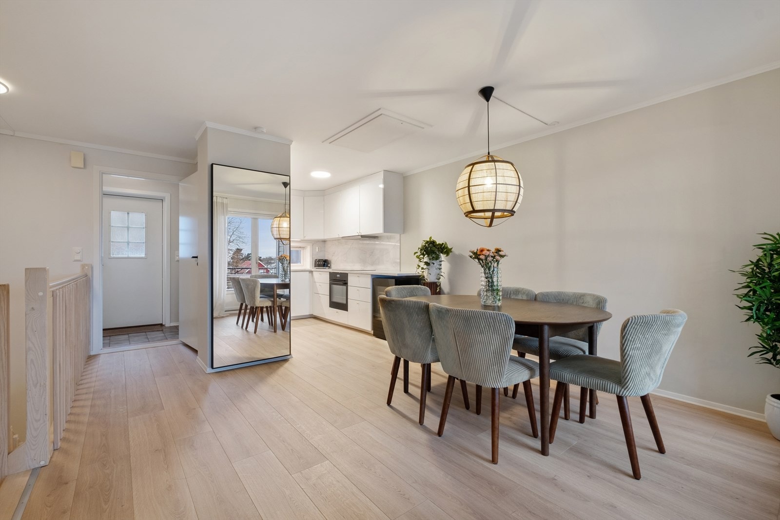 Spisegruppen kan plasseres sentralt i rommet og skaper en naturlig overgang mellom sonene. Galleribilde