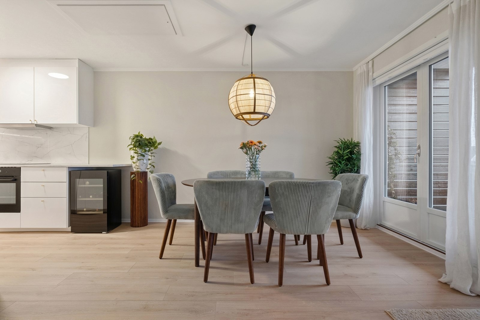 Fra stue/kjøkken er det utgang til en flott uteplass. Galleribilde