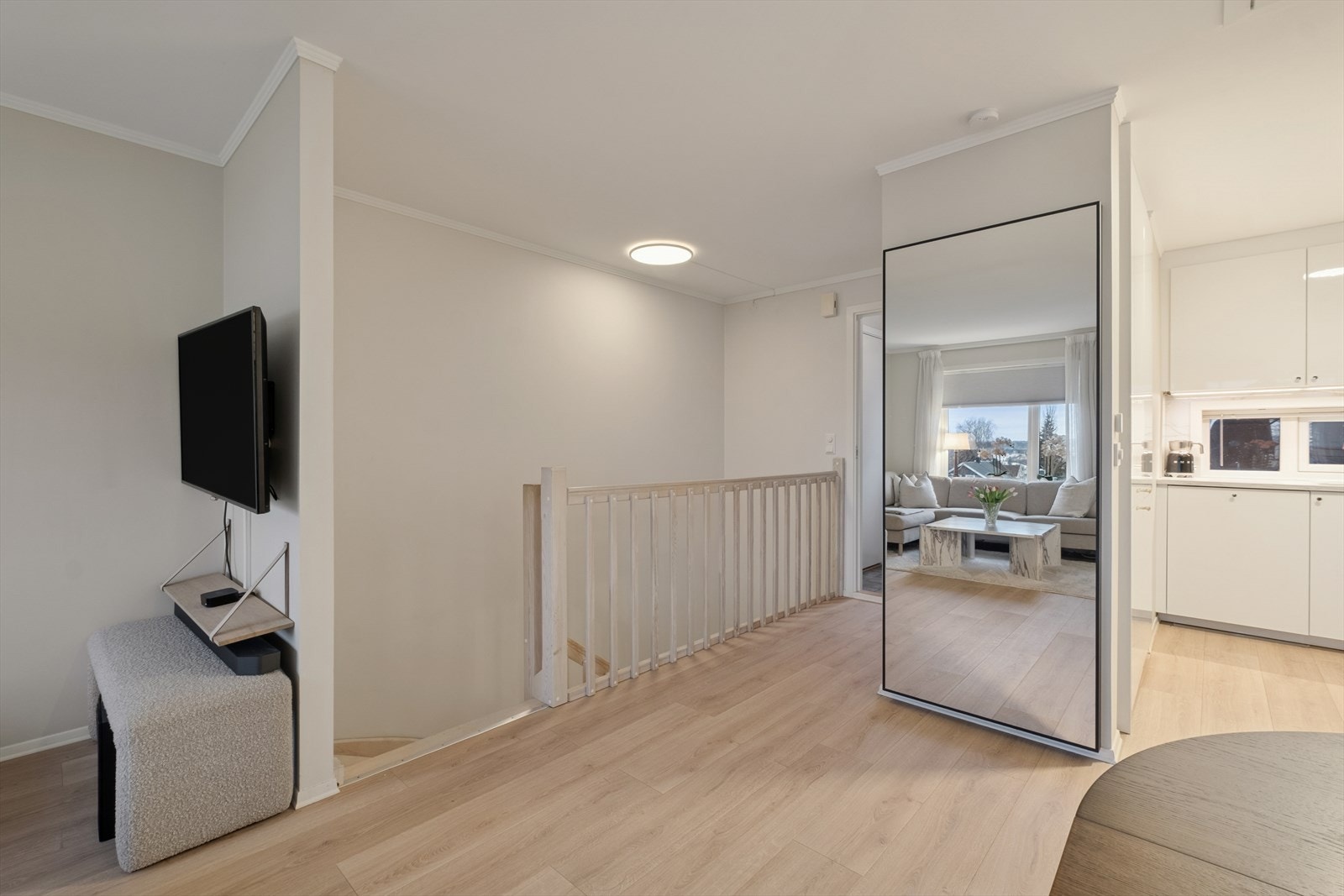 Stue og kjøkken er samlet i en åpen og sosial løsning. Galleribilde