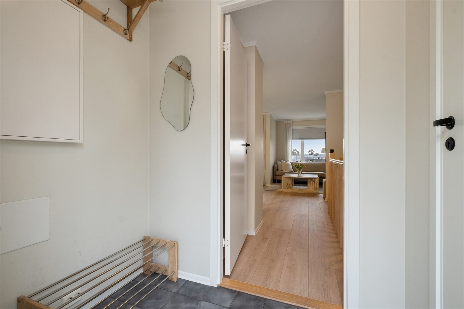 Entré med plass til å henge fra seg yttertøy og sette fra seg sko. Galleribilde