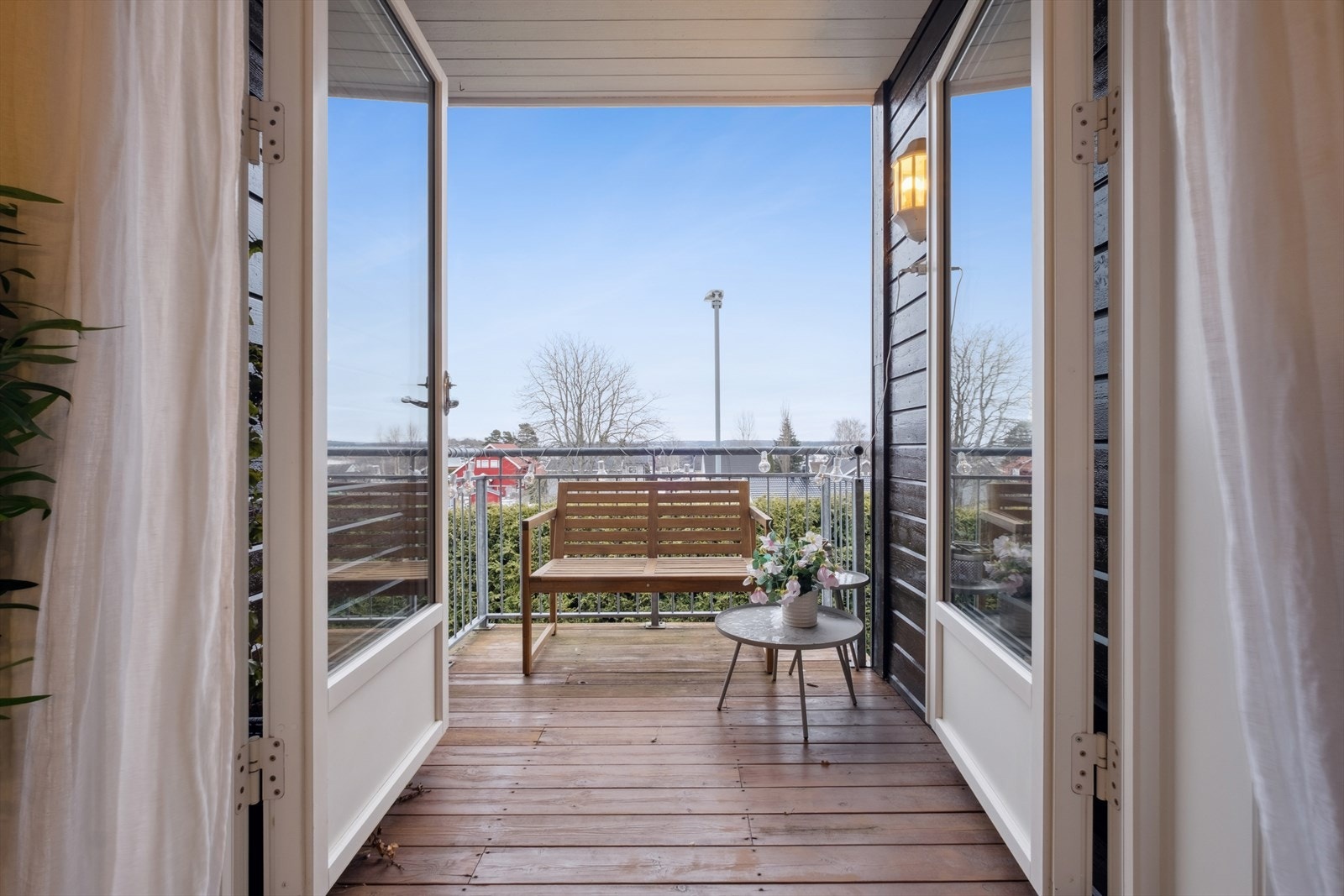 Balkongen vender mot øst og er målt til ca. 4 m², og gir gode rammer for hyggelige stunder utendørs. Galleribilde