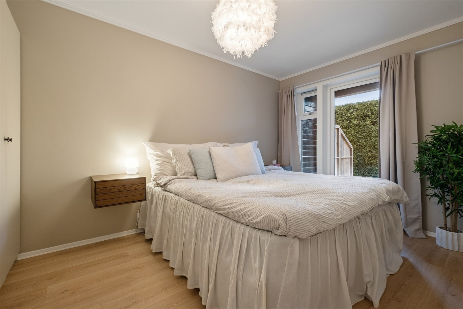 Ett av soverommene har direkte utgang til en østvendt terrasse på ca. 17 m². Galleribilde