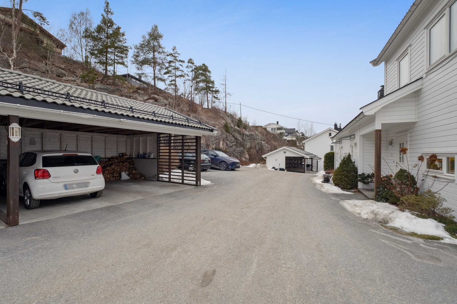 Parkeringsplass i carport medfølger. Galleribilde