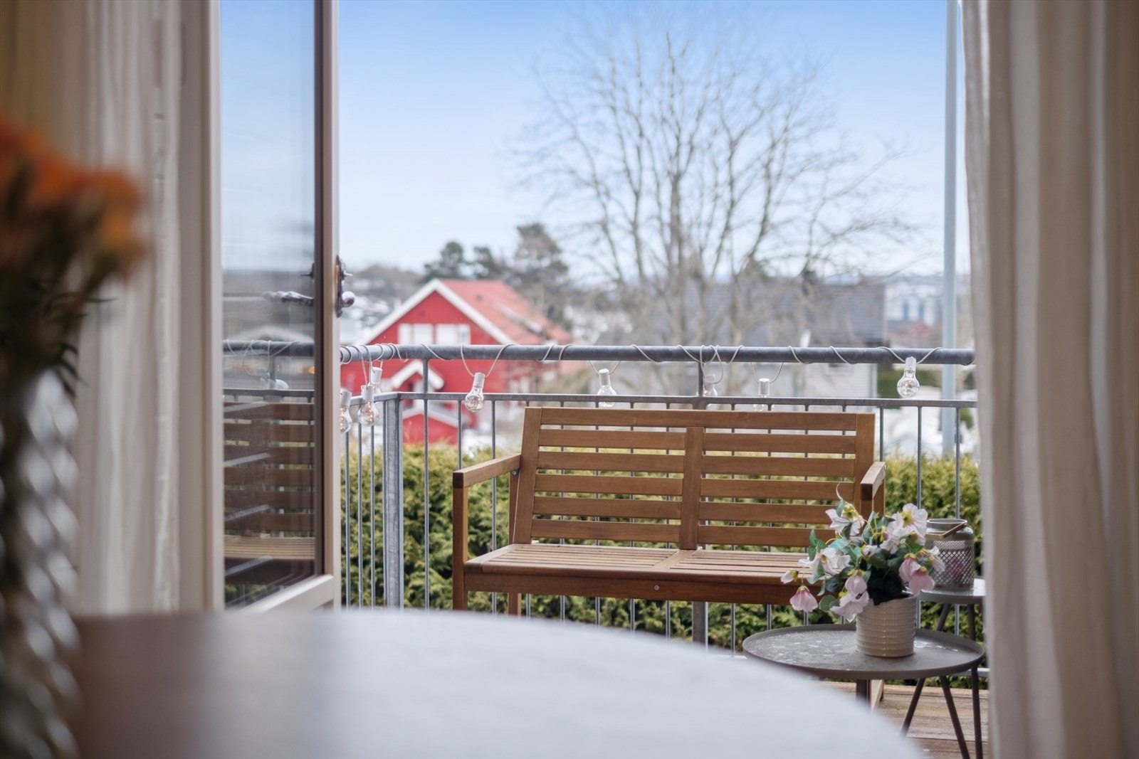 På varme sommerdager blir balkongen en naturlig forlengelse av stuen, med fin utsikt som kan nytes. Galleribilde