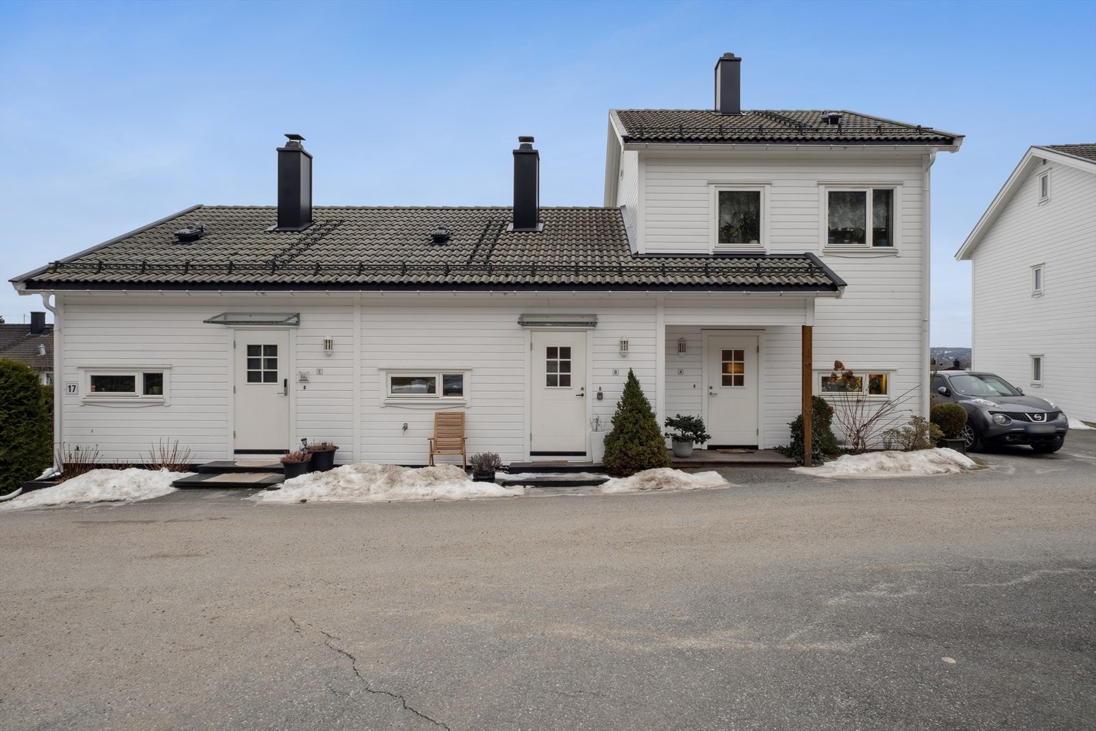 Dette er et lyst og trivelig rekkehus fra 2011 som strekker seg over to plan. Galleribilde