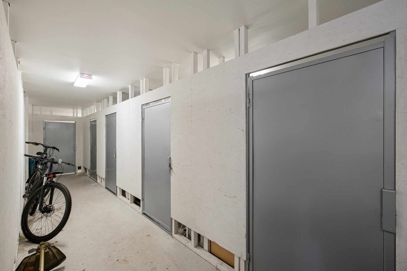 Boligen disponerer en praktisk bod i kjelleren i hus nr. 13, målt til ca. 5 m². Galleribilde