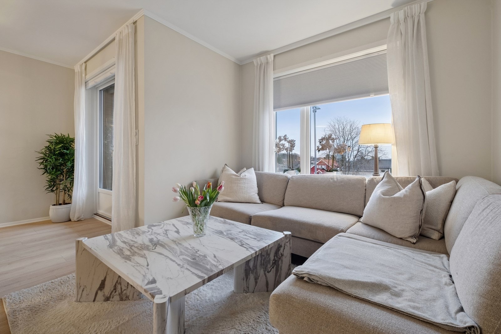 Store vinduer i stuen gir godt med naturlig lys. Galleribilde