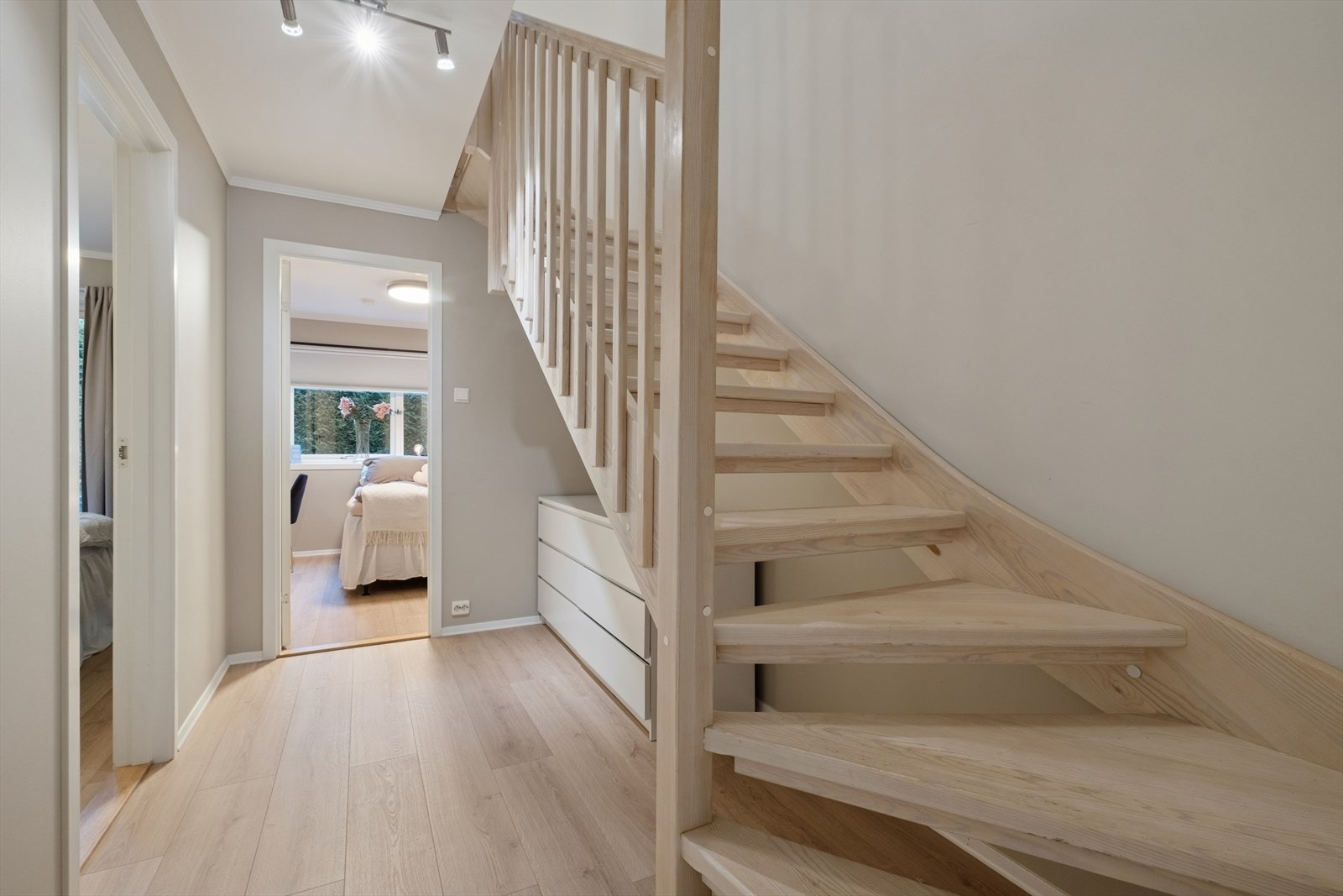 Underetasjen rommer to soverom, samt baderom og en innvendig bod. Galleribilde