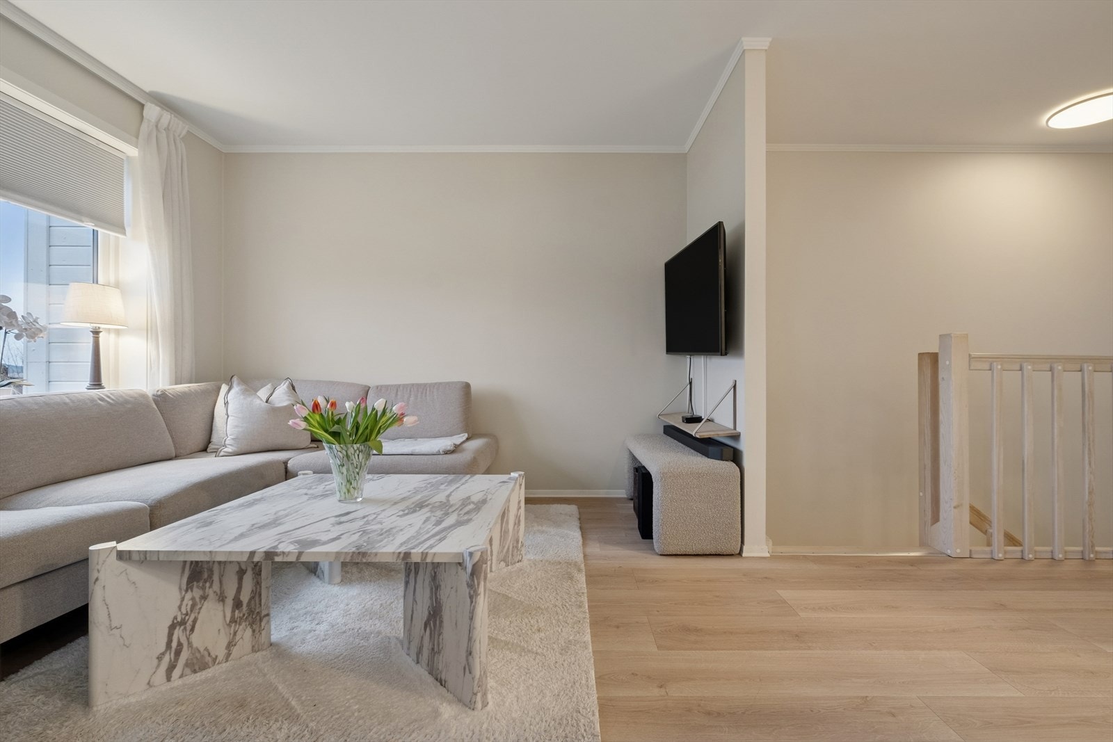 I stuen er det god plass til en hyggelig sofagruppe og TV med tilhørende møblement. Galleribilde