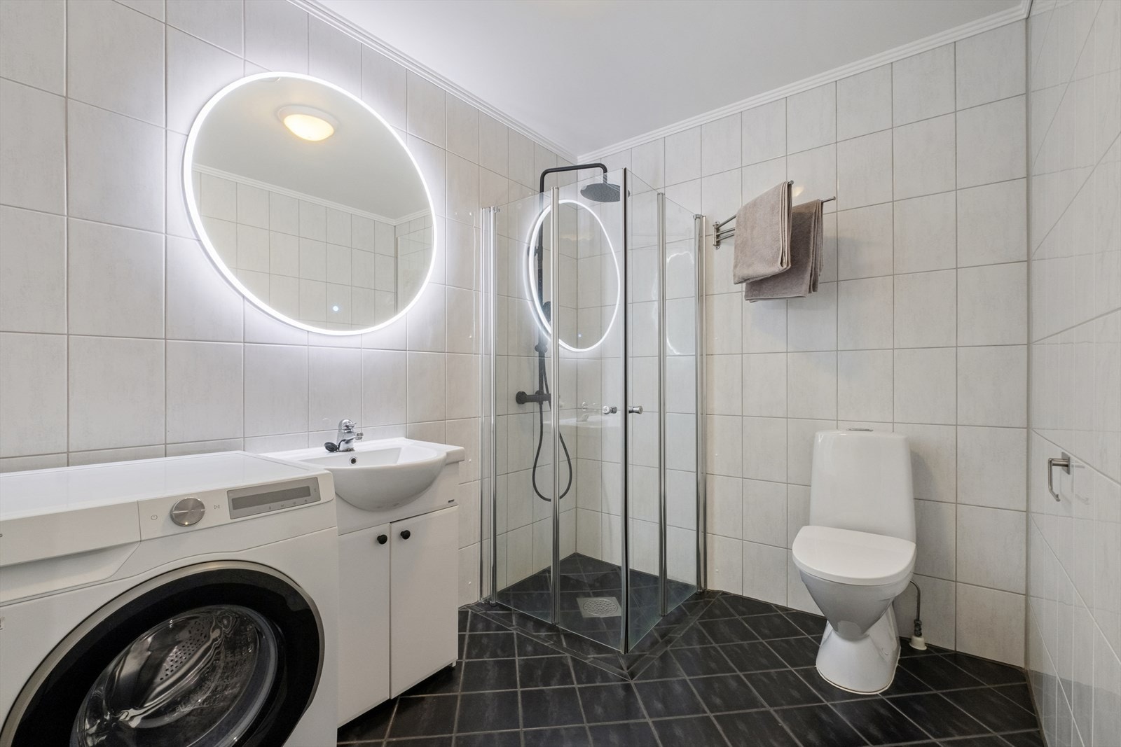 Flislagt baderom fra byggeåret med elektriske varmekabler i gulvet og opplegg for vaskemaskin. Galleribilde