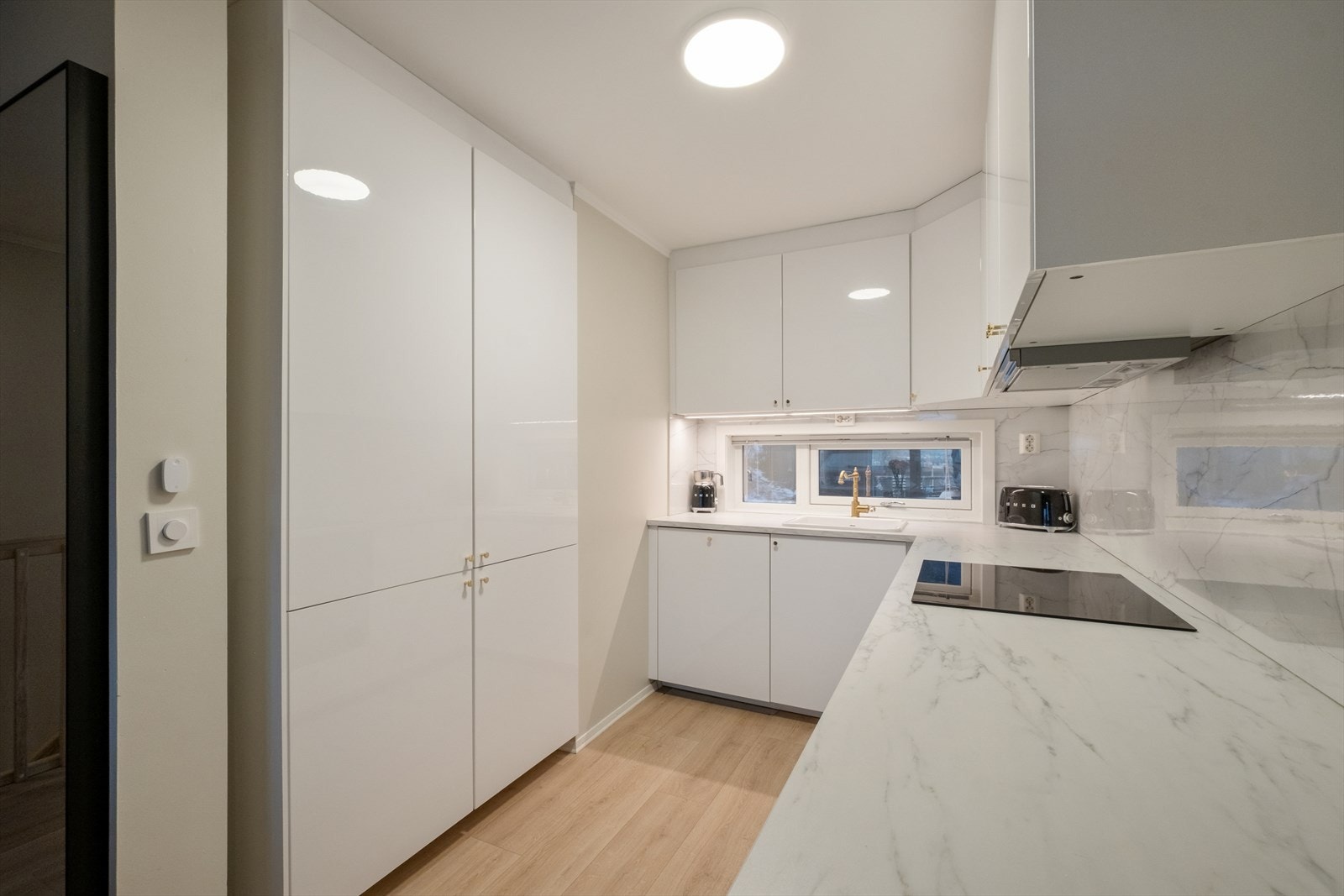 Benkeplaten er utstyrt med kjøkkenkran og oppvaskkum. Bak platetoppen er det montert en sprutsikker plate. Galleribilde