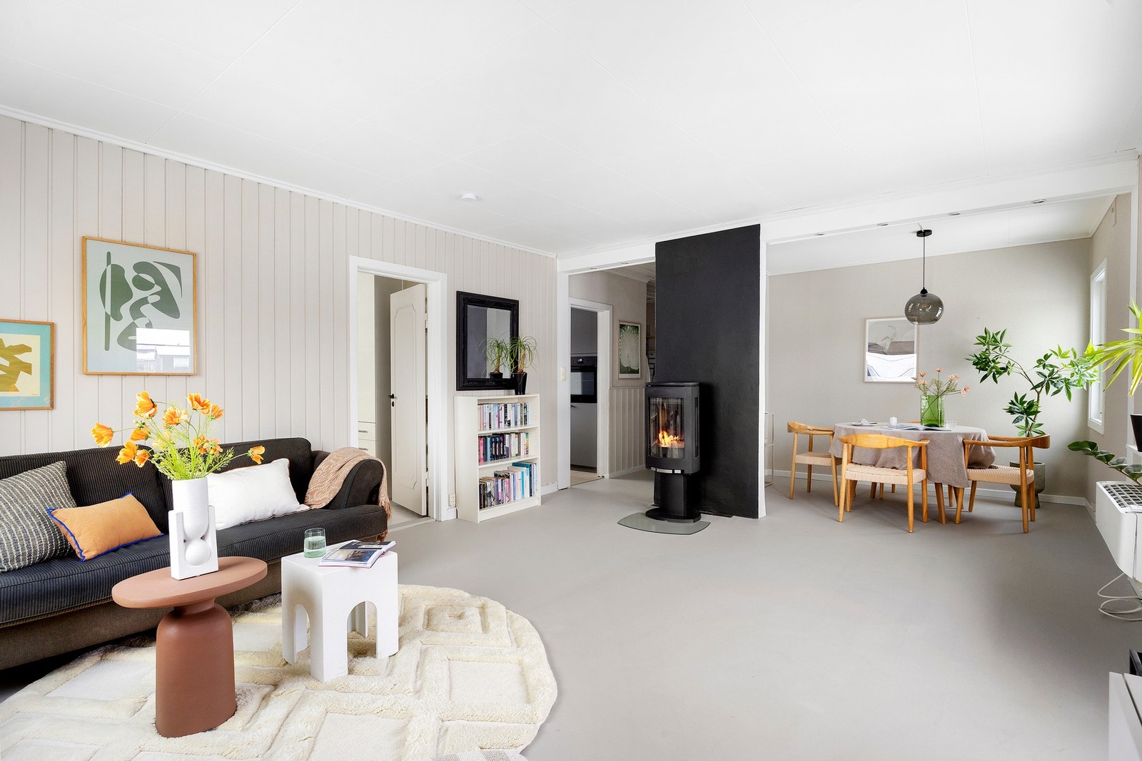 Stuen er meget romslig og har god plass til sofa med tilhørende sofabord og medievegg Galleribilde