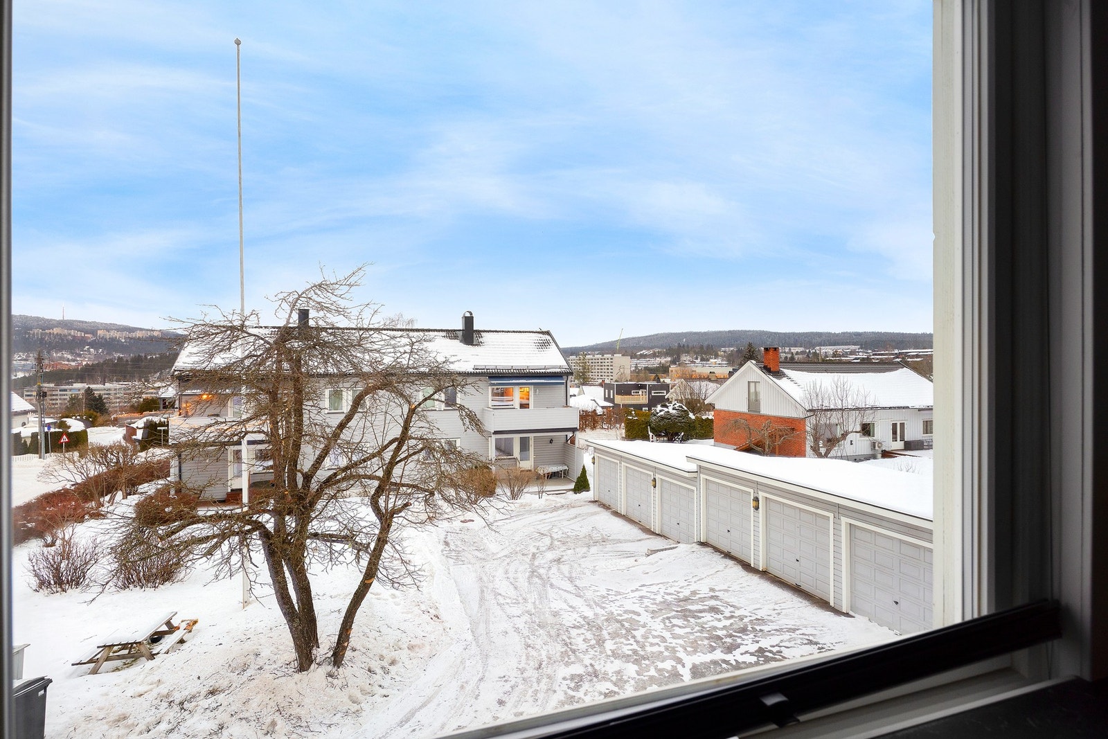 Stort vindu som gir en god romfølelse med mye lysinnslipp Galleribilde