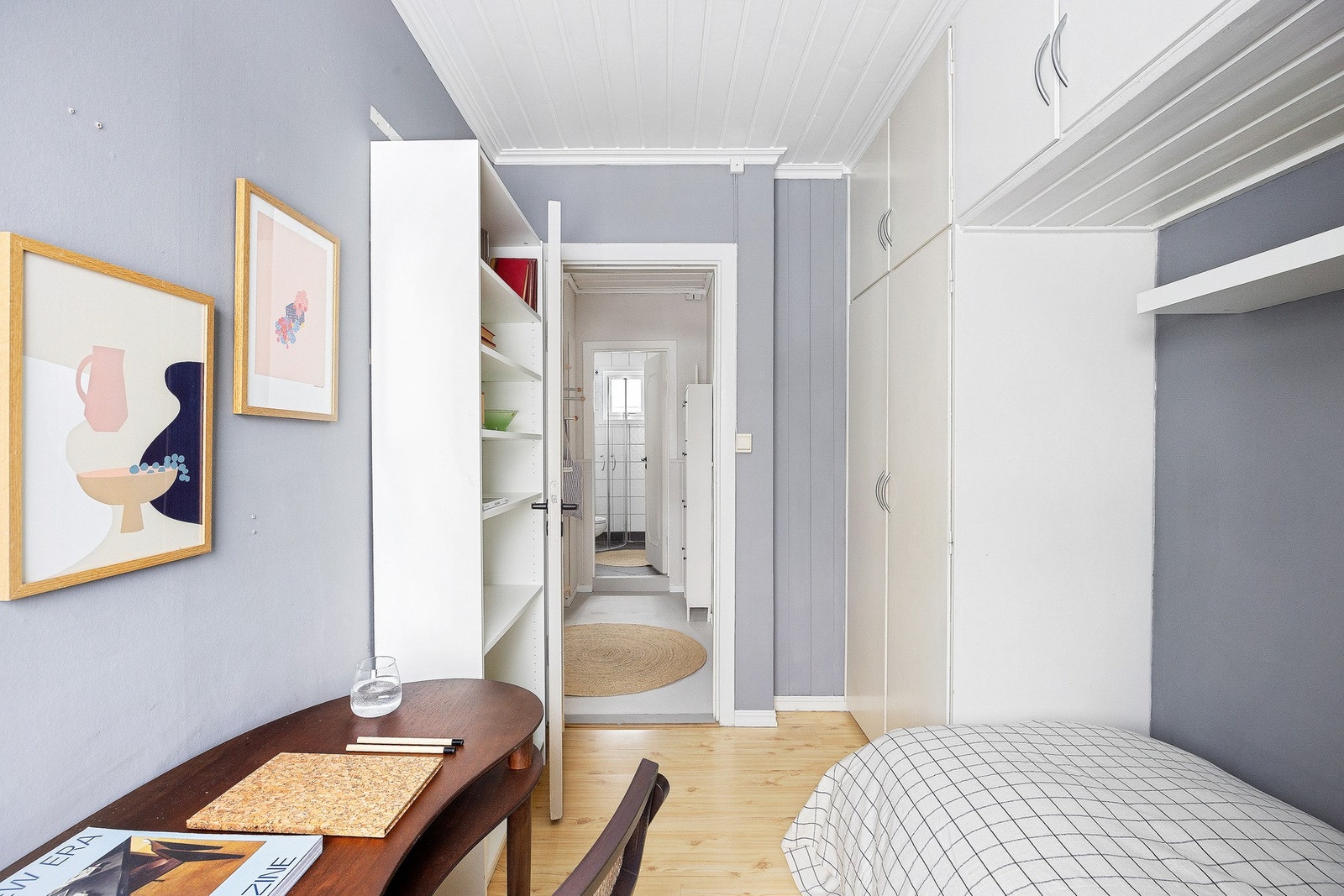 Rommets oppbygging gir god plass til oppbevaring i garderobeløsning, samt møblering med seng, nattbord og skrivebord Galleribilde