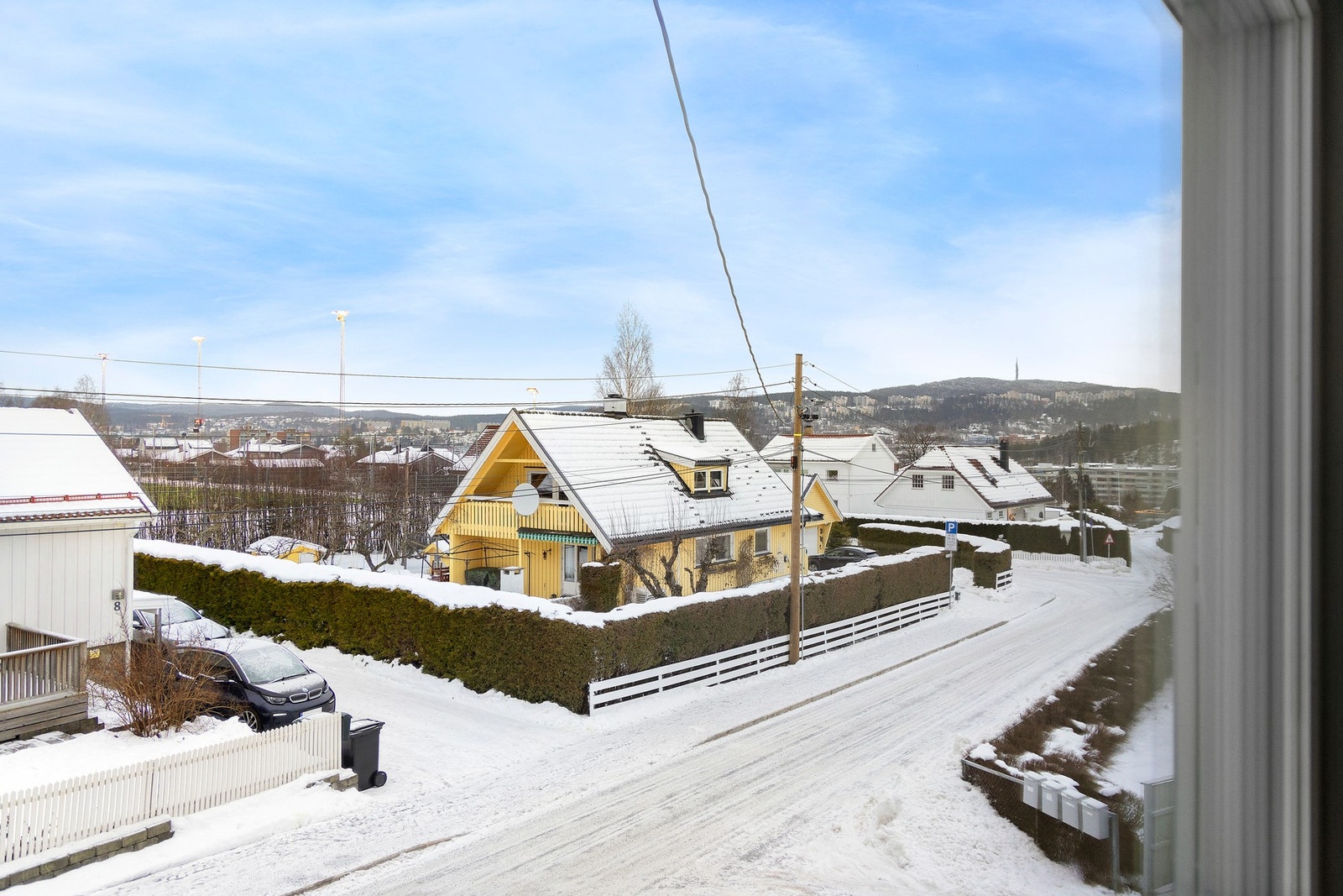 Hyggelig utsyn mot nabolaget fra soverommet. Her bor du i et rolig og barnevennlig område Galleribilde