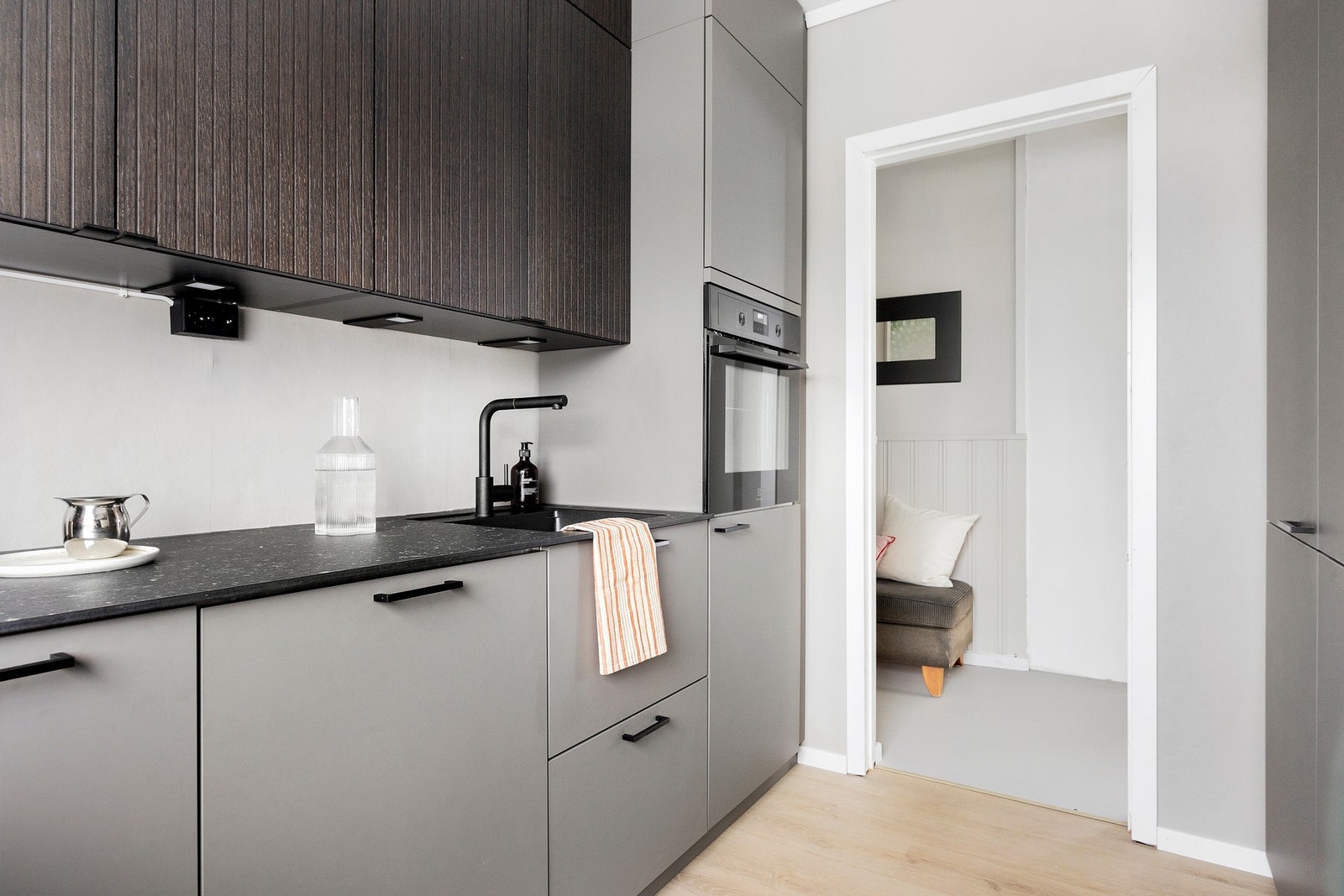 Kjøkkenet ligger i en separat løsning, og det er god plass til oppbevaring av kjøkkenutstyr Galleribilde