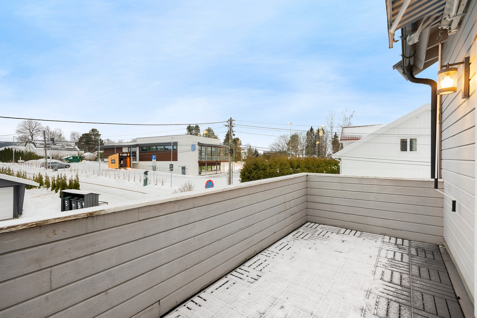 Fra stuen kommer man ut til boligens balkong som er sørvendt på ca 9m2. Her er det god plass til en sittegruppe og grill Galleribilde