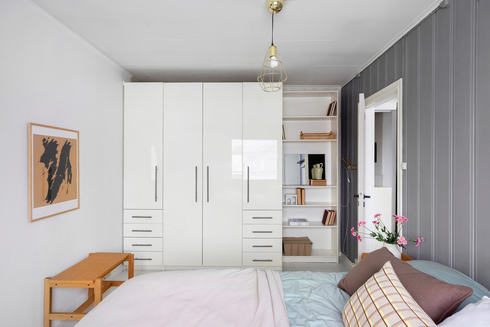 Det er god plass til alt av klær i garderobeskap. Videre er det enkelt å møblere med dobbeltseng, nattbord og annet ønskelig møblement Galleribilde