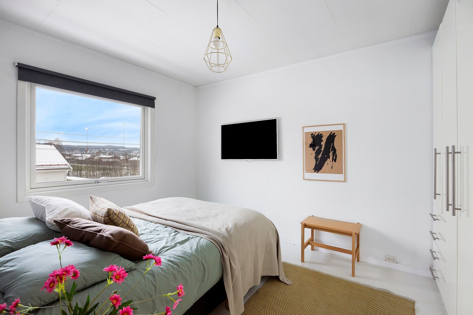 Det store vinduet slipper inn rikelig med naturlig lys, og bidrar til en lys og luftig romfølelse Galleribilde