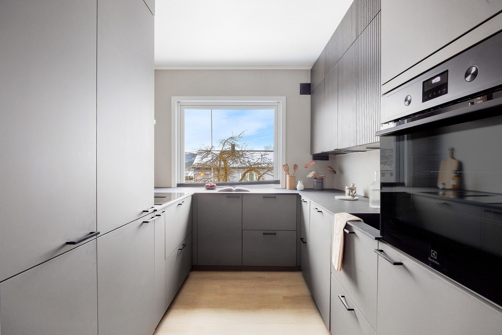 Sjekk ut dette lekre kjøkkenet fra 2025 levert av Kvikk! Kjøkkenet er fult utstyrt med hvitevarer som stekeovn, induksjonstopp, kjøle/fryseskap og oppvaskmaskin Galleribilde