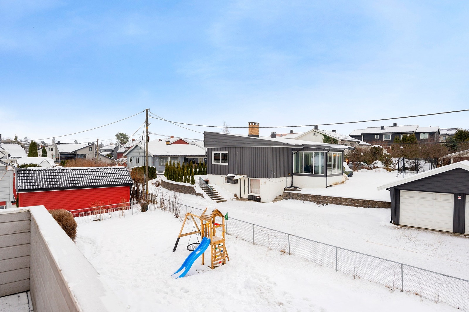 Hyggelig utsyn over den grønne, felles hagen og nabolaget for øvrig Galleribilde