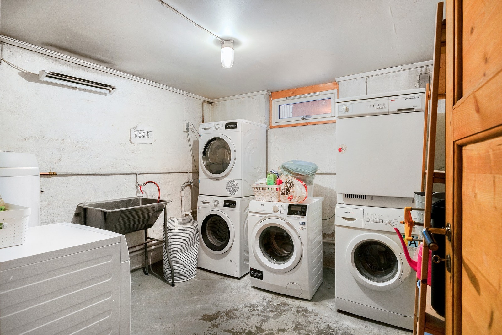 Borettslagets fellesvaskeri hvor andelseier kan plassere egen vaskemaskin og tørketrommel Galleribilde