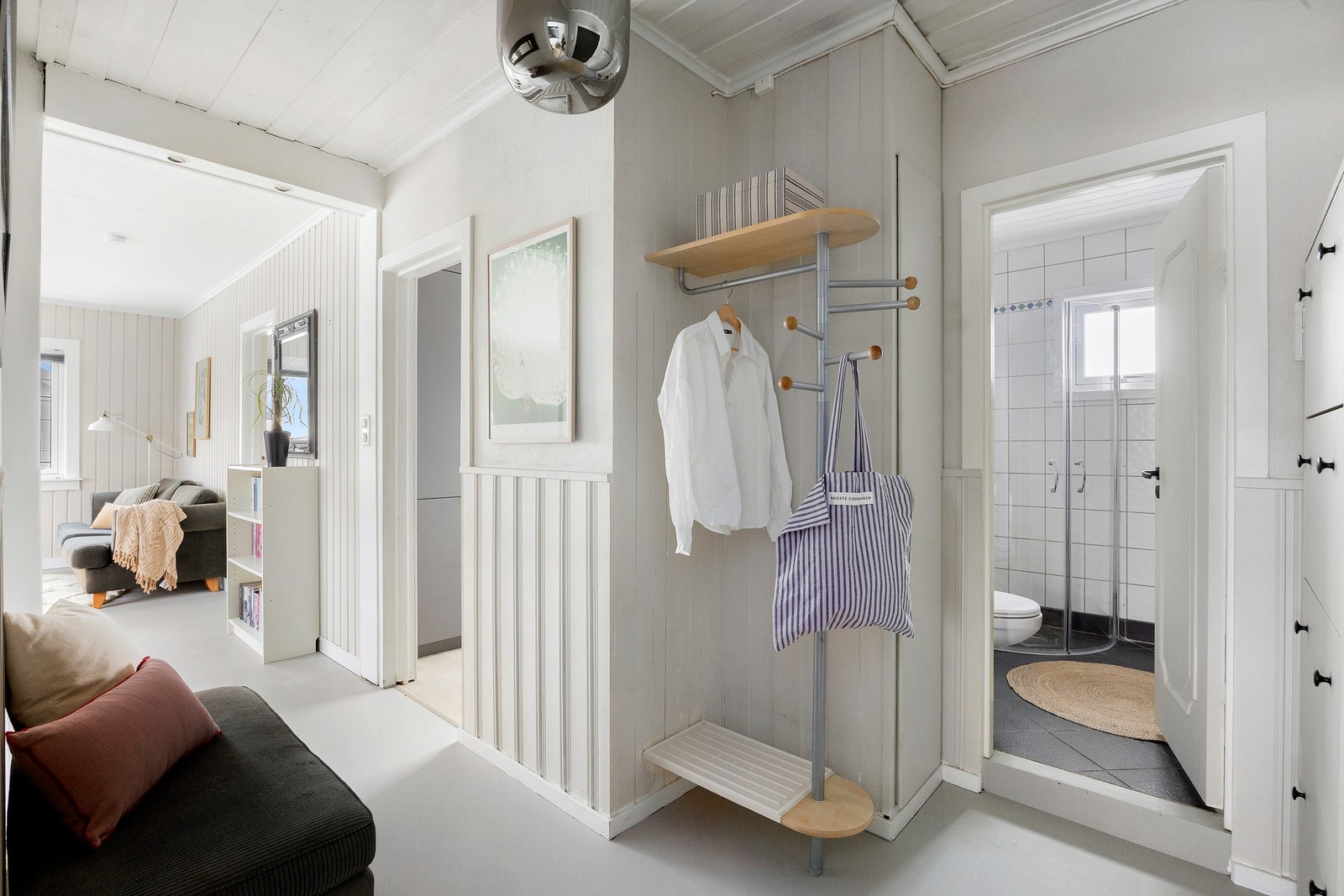 Svært imøtekommende inngangsparti med god plass til oppbevaring av yttertøy og sko Galleribilde