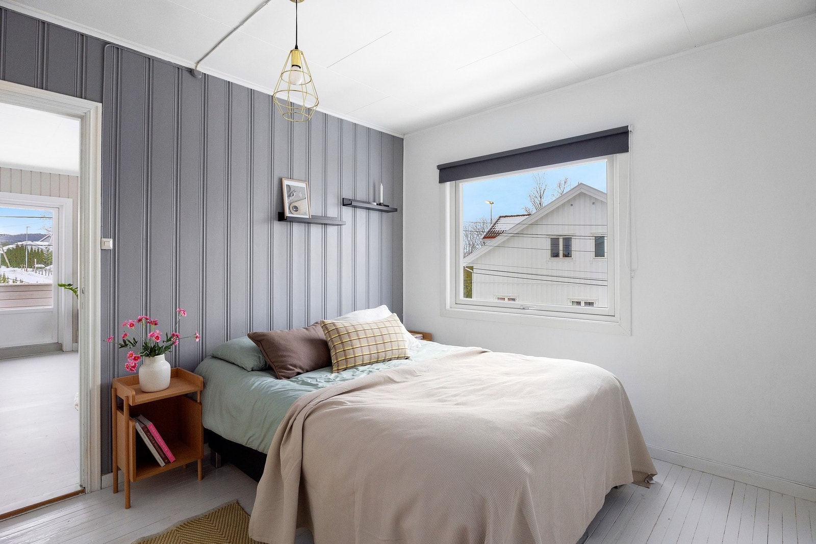 Behagelig hovedsoverom med god plass til møblering Galleribilde