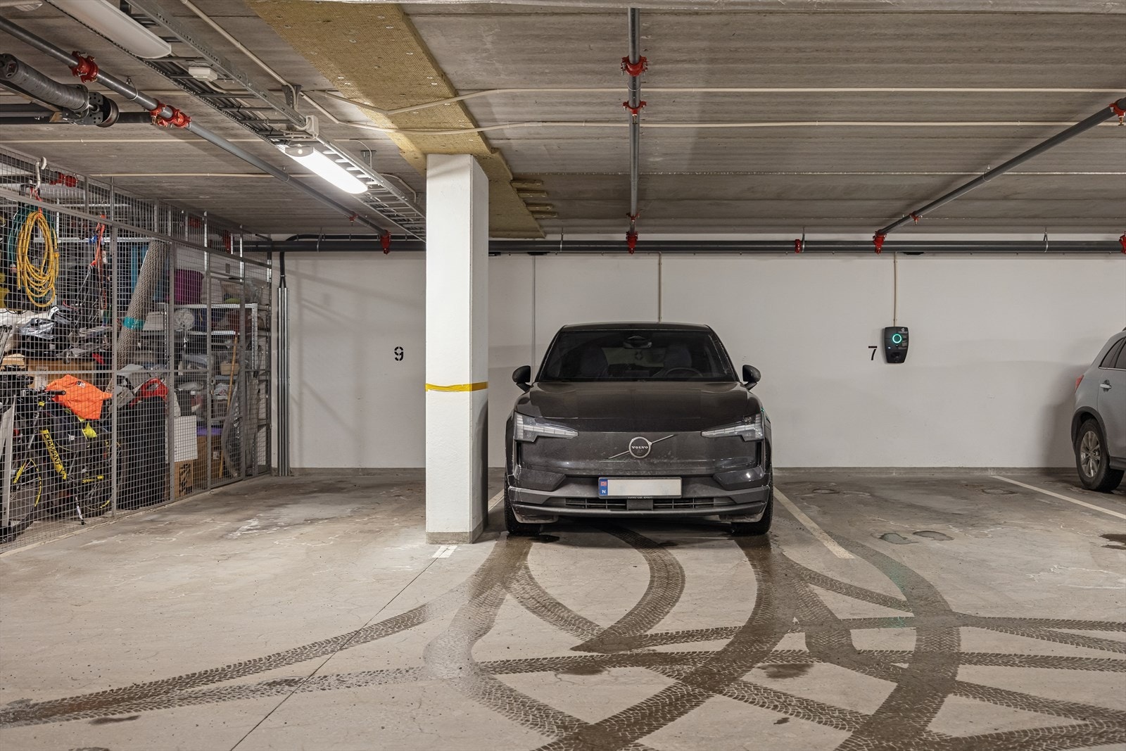 Tilhørende leiligheten er parkeringsplass i felles garasjeanlegg. Galleribilde