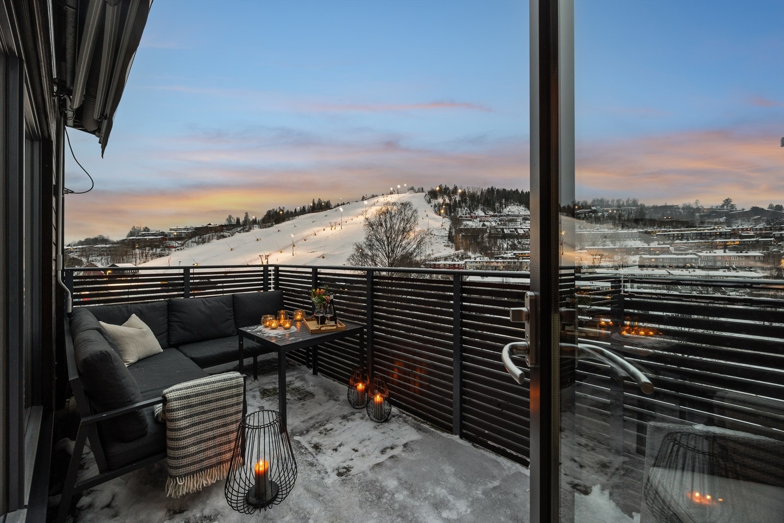 Fra oppholdsrommet er det utgang til en flott balkong på ca. 10 kvm. Galleribilde