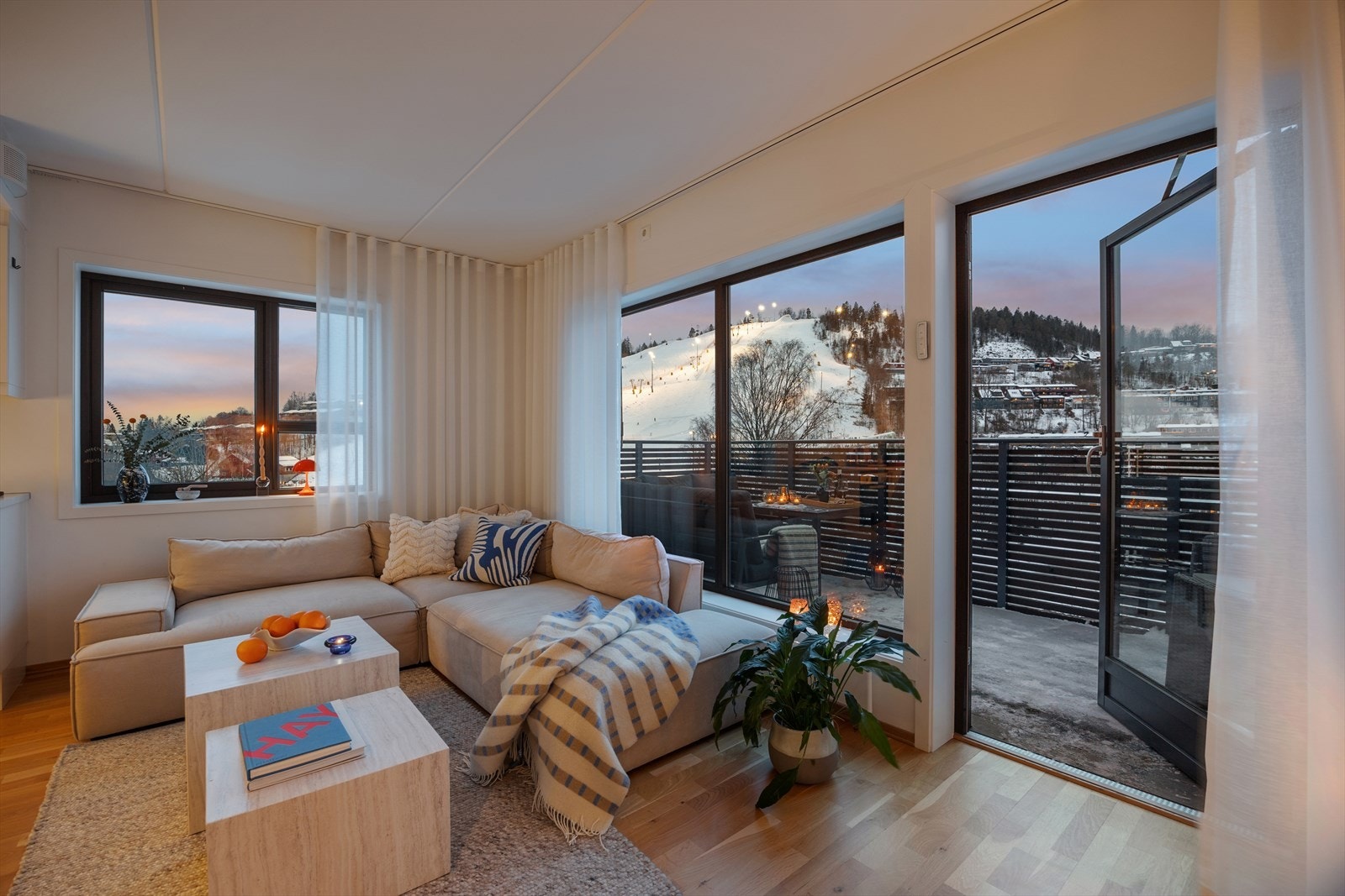 En 3-roms selveierleilighet fra 2018 beliggende i 5. etasje. Galleribilde