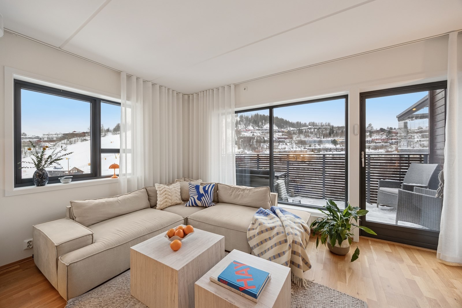 Leiligheten har vinduer på flere sider, som gir rikelig med naturlig lys og flott utsikt. Galleribilde