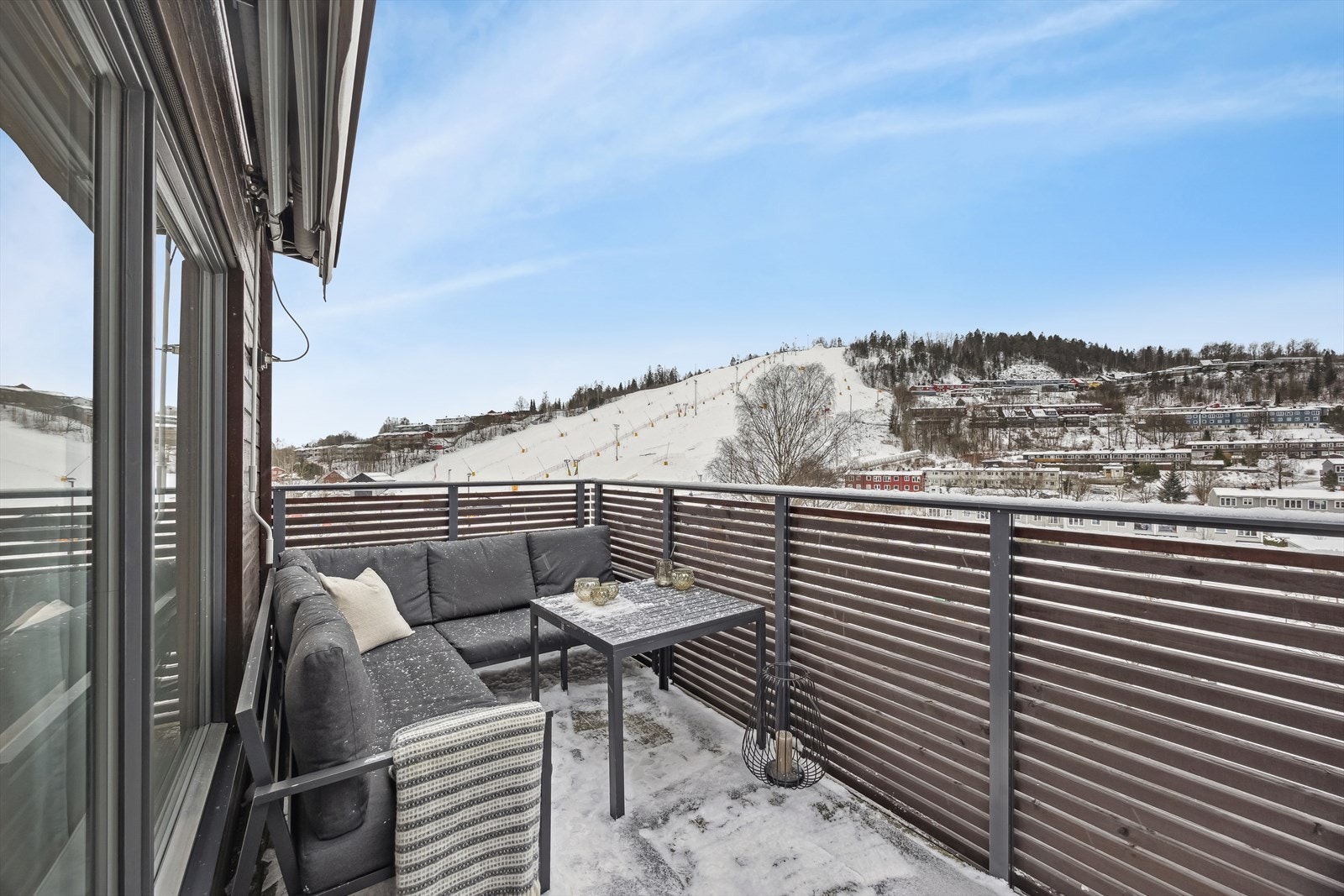 Balkongen gir plass til å ha utemøblement og grill om ønskelig. Galleribilde