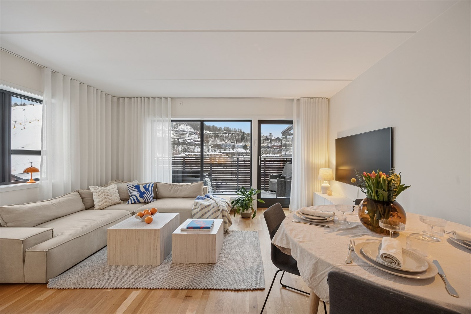 Lys og moderne eierleilighet med åpen og sosial planløsning. Galleribilde