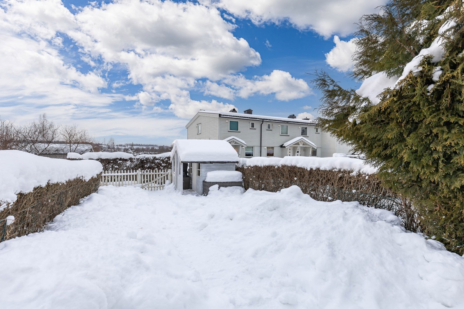 Videre er det utgang til boligens innbydende hage parsell med et dukkehus ytterst på tomten. Tomten er fellesareal. Galleribilde