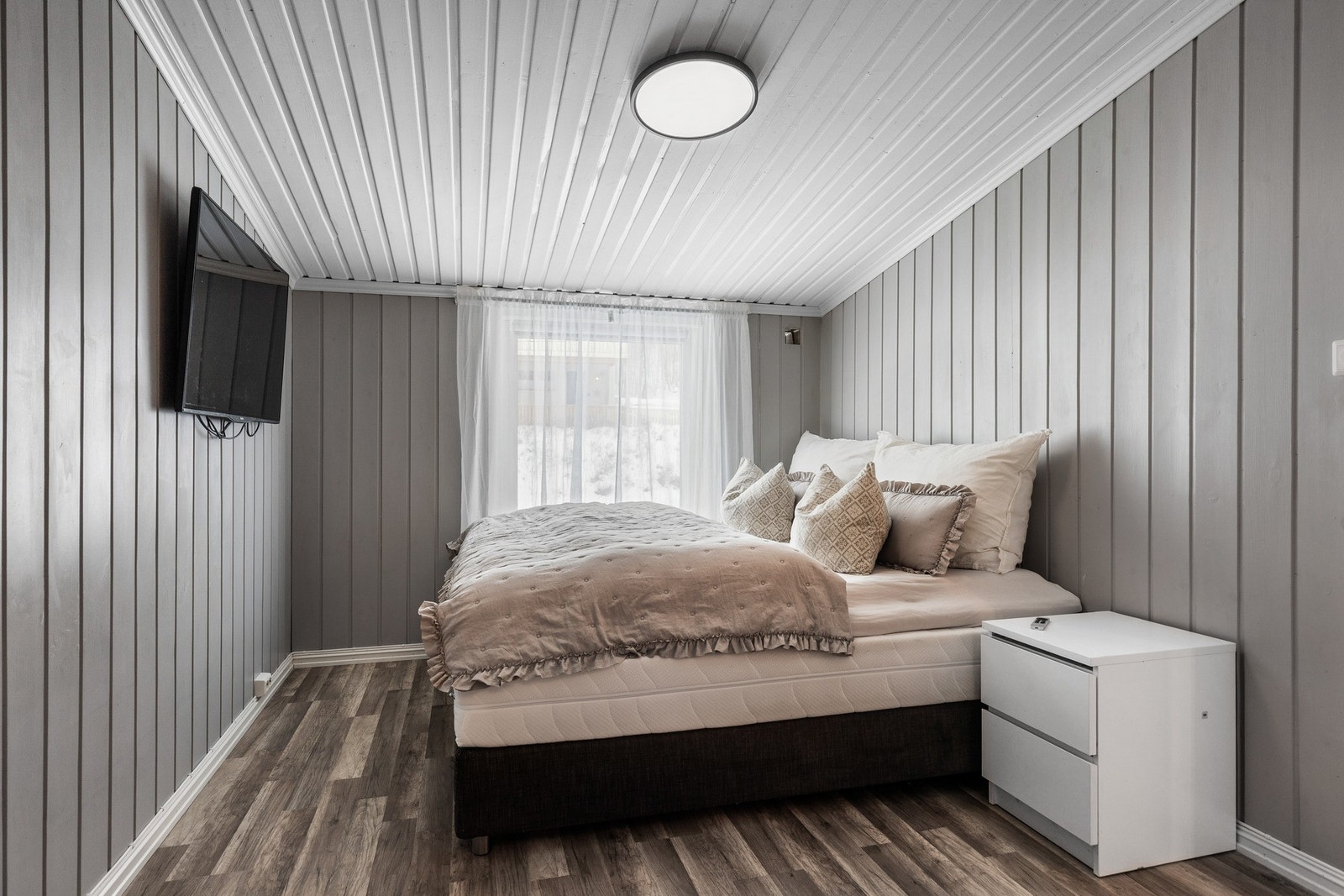 Hovedsoverommet er av god størrelse med plass til dobbeltseng med nattbord på hver side. Galleribilde