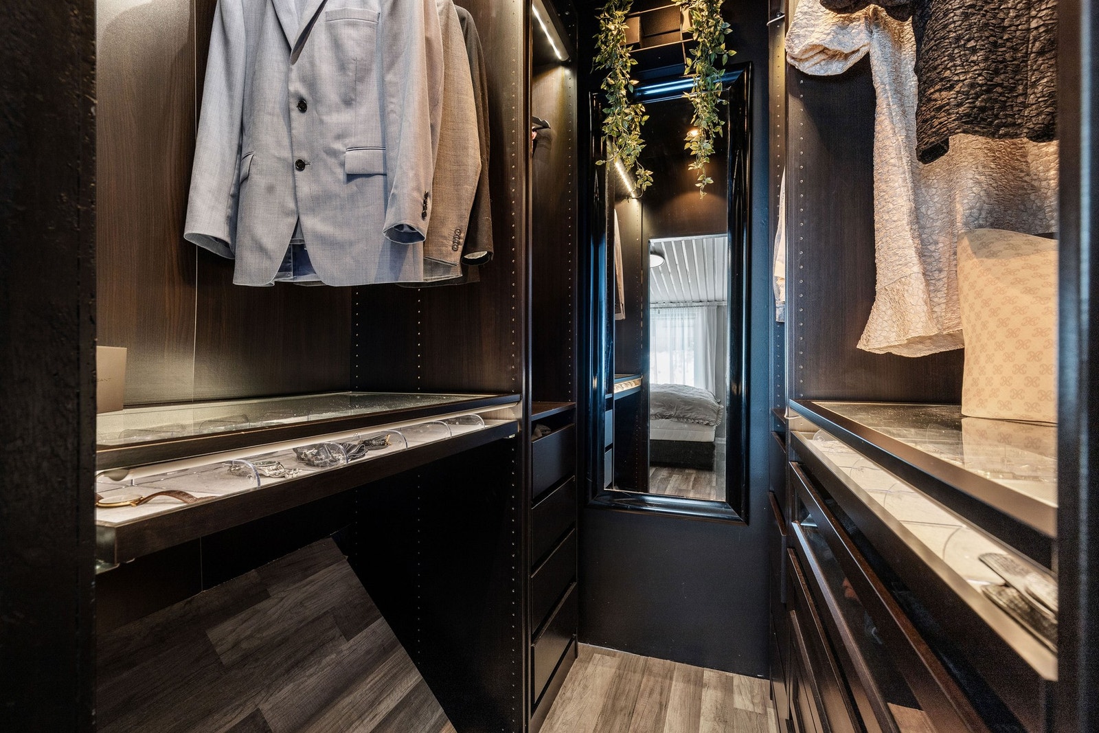 Praktisk med direkte adkomst til walk-in-closet med rikelig oppbevaringsplass. Galleribilde