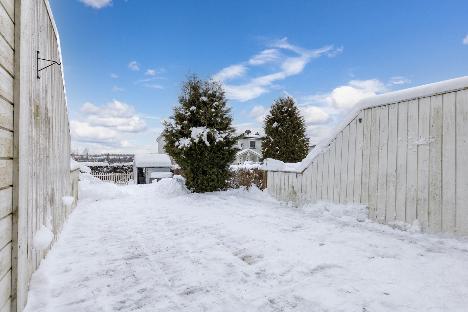 Boligen har en flott, vestvendt markterrasse på ca. 29 kvm med direkte utgang fra stuen. Galleribilde