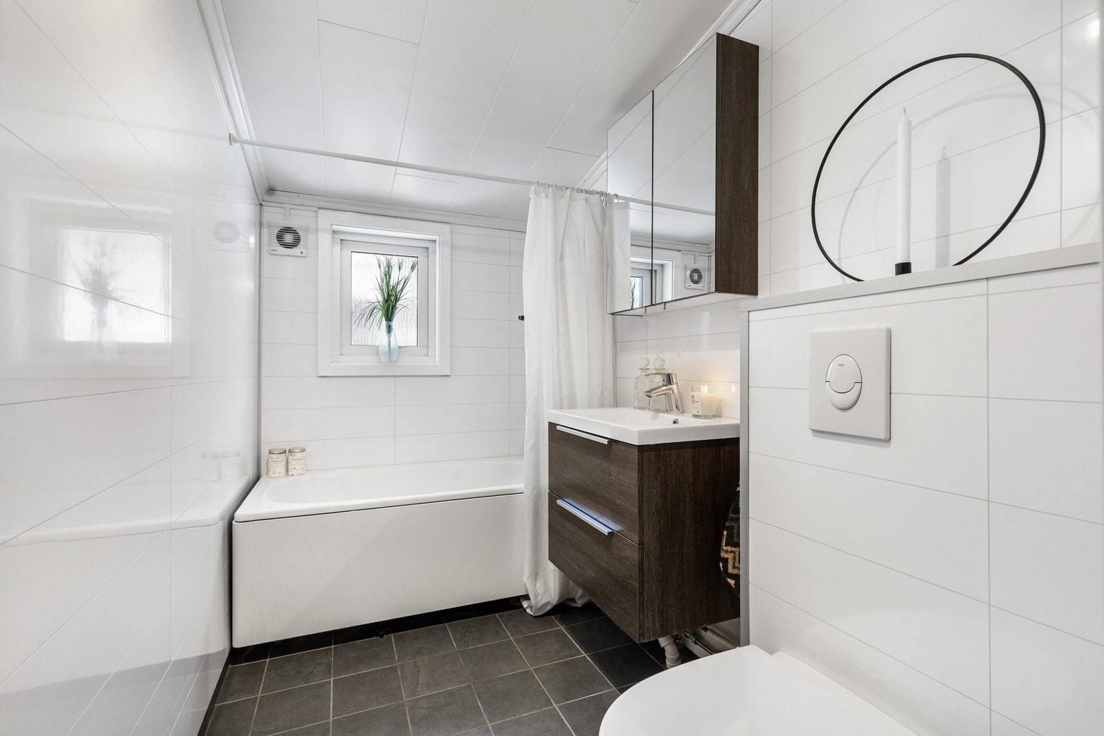 Hovedbadet er pusset opp i 2017 og er innredet med servant med underskuffer, speilskap, toalett og badekar. Galleribilde