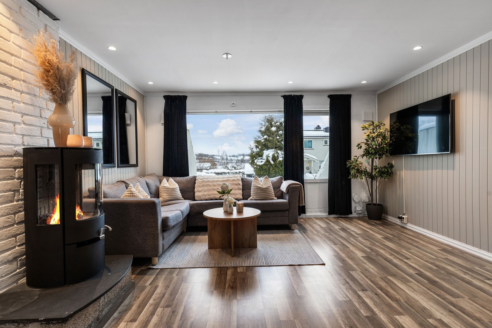 Flott stue med store vindusflater som slipper inn rikelig med naturlig lys. Galleribilde