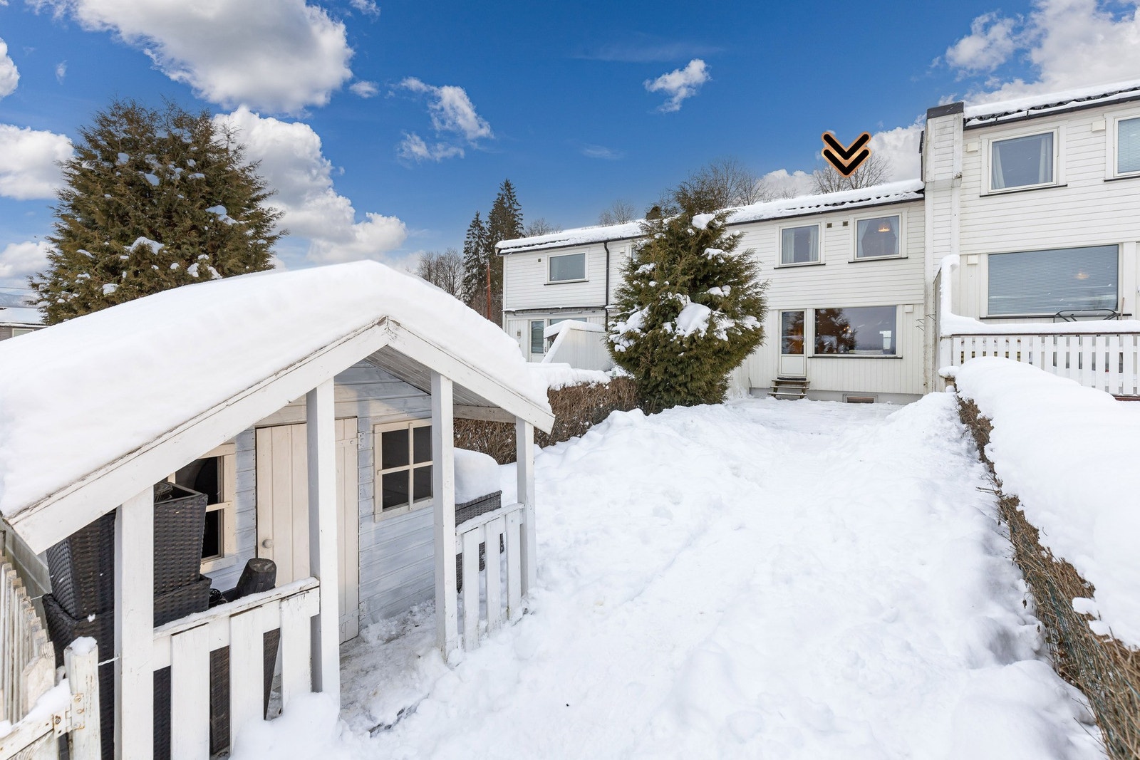 Terrassen er skjermet med levegger og byr på gode solforhold. Galleribilde