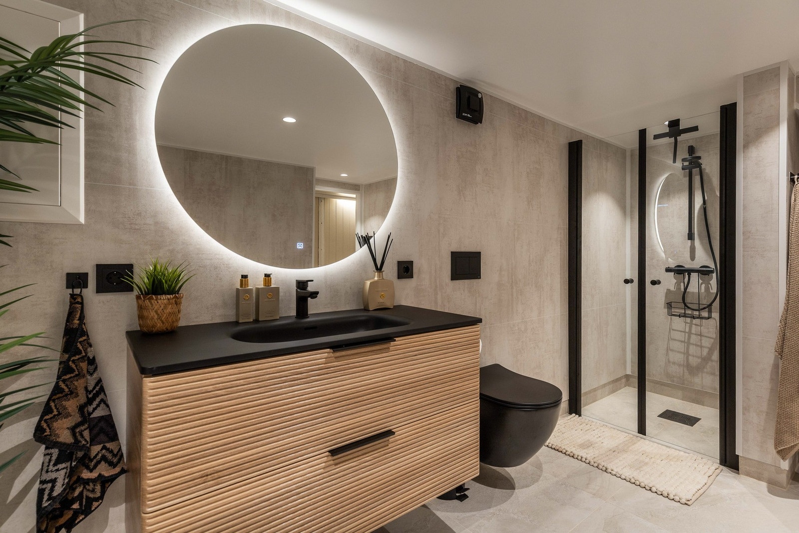 Badet er innredet med servantinnredning med underskuffer, toalett og romslig dusjhjørne. Galleribilde