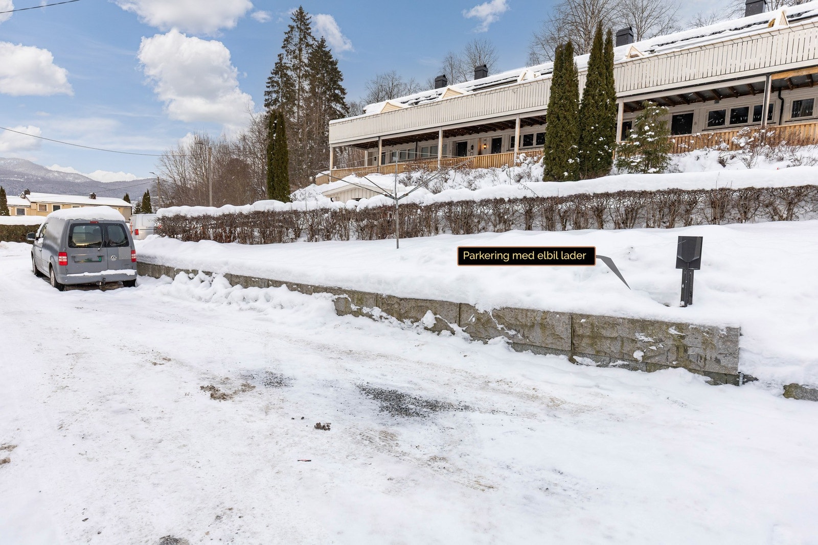 Parkering på felles gårdsplass med elbillader. Øvrig parkering etter områdets gjeldende bestemmelser. Galleribilde