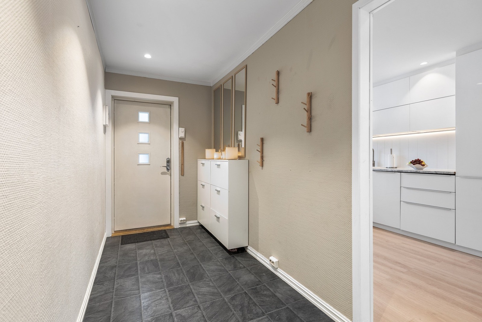 Innbydende entré med plass til knagrekke og skohylle. Galleribilde