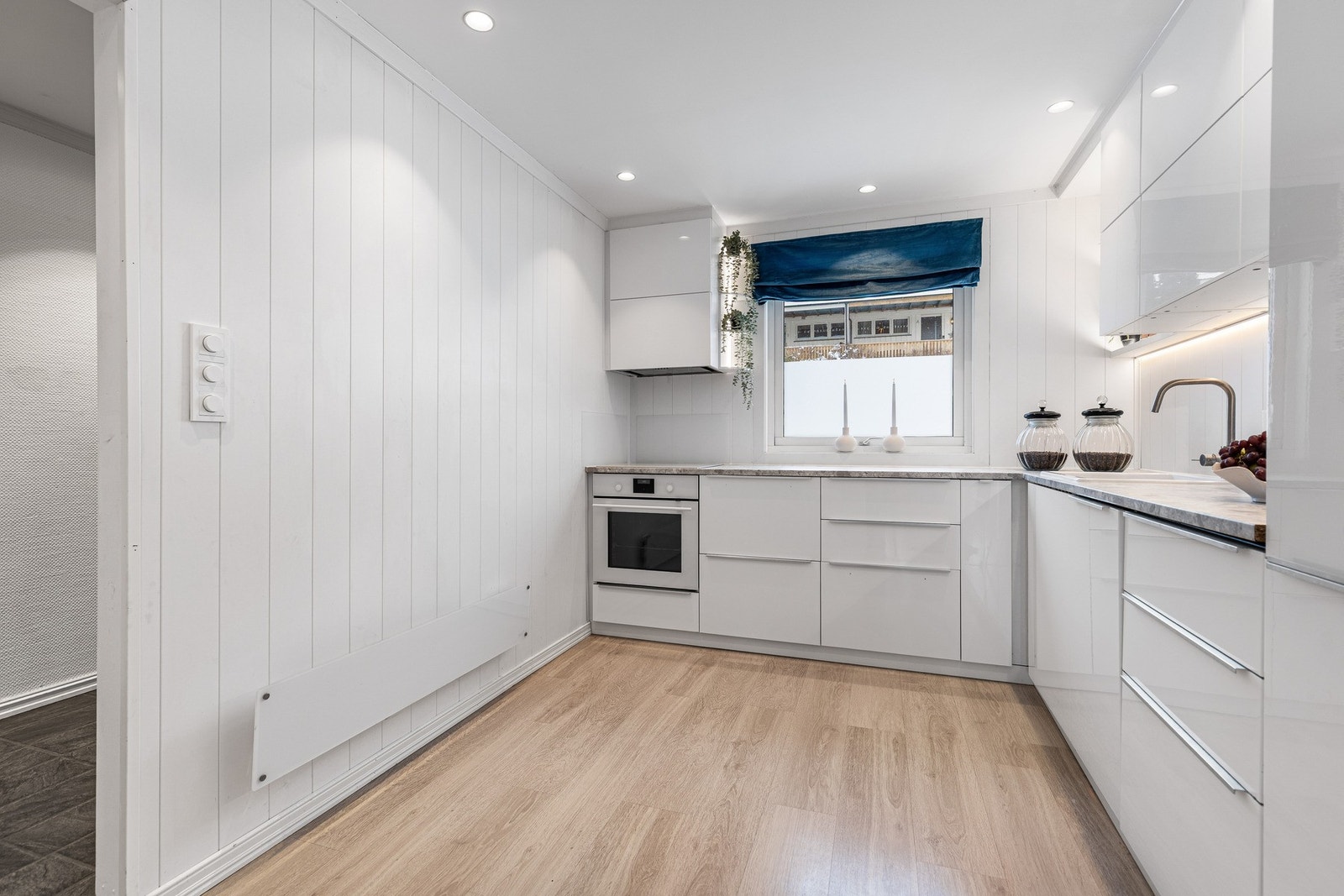 Moderne IKEA-kjøkken fra 2020 med glatte fronter og laminert benkeplate med nedfelt oppvaskkum. Galleribilde