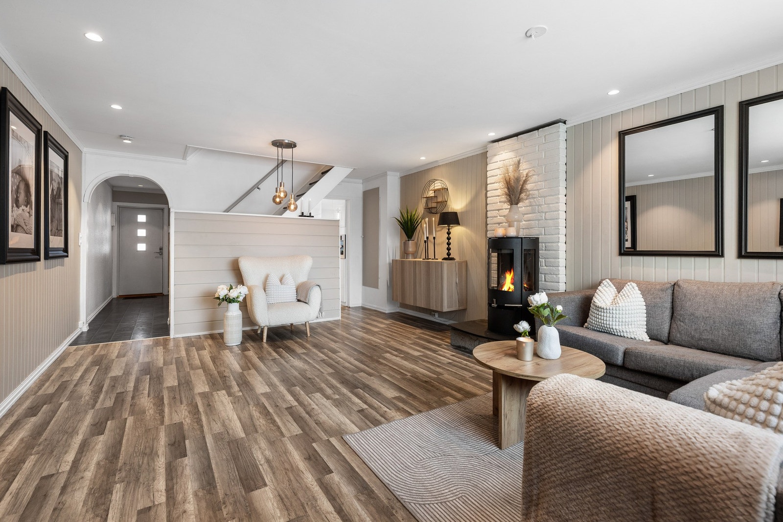 Stuen har et flott laminat gulv, spotter i taket og moderne fargevalg på veggene. Galleribilde